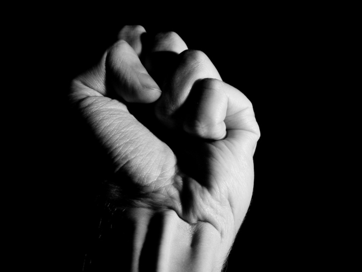 Man sieht eine geballte Faust