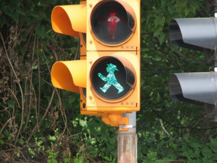 Gelbe Ampel, die gerade grün leuchtet