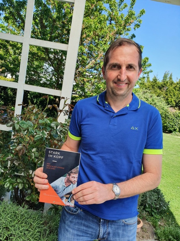 Mag. Christian Schmidhofer präsentiert das Buch Stark im Kopf in seinen Händen