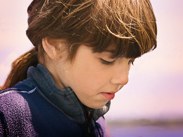 Ein junges Mädchen im Alter von ca. 9 Jahren ist zu sehen.